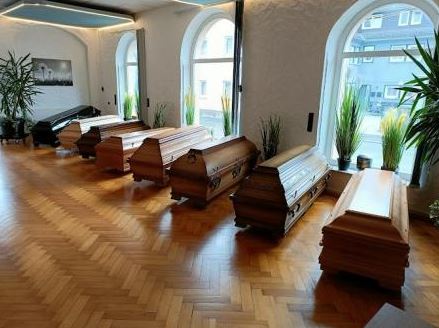 Raum mit Särgen in Mittenaar