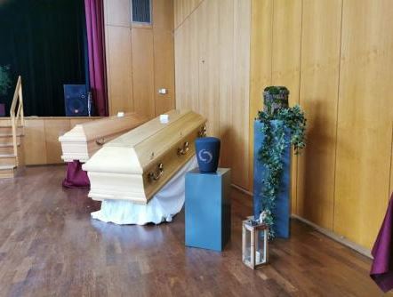 Raum mit Särgen in Solms