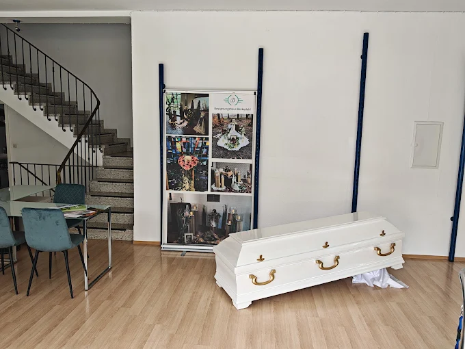 Räumlichkeiten mit Sarg und Besprechungstisch in Weilmünster